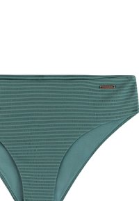 Grüner strukturierter Bikini-Slip mit horizontalem Rippenmuster und kleinem metallischen „protest“-Logo an der rechten Hüfte.