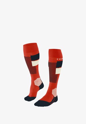 Rote knielange Socken mit verschiedenen Mustern, darunter Streifen und Kästchen in Schwarz und Creme, mit verstärkten Zehen- und Fersenabschnitten.