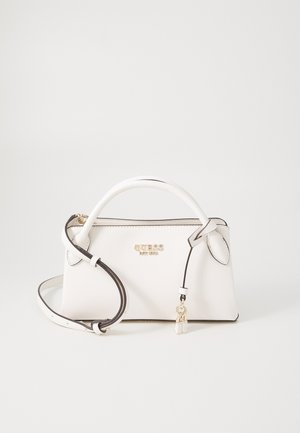 Sac à main blanc Guess avec poignée supérieure, bandoulière réglable, logo doré et petit charm cadenas doré sur fond uni.
