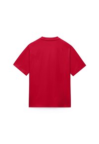 Κόκκινο βαμβακερό μπλουζάκι με κλασικό στρογγυλό λαιμό, κοντά μανίκια και λεία υφή. Το πίσω μέρος δεν έχει ορατά λογότυπα ή σχέδια.