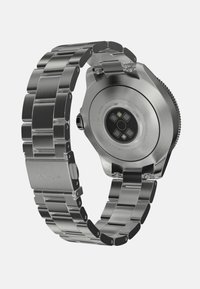 Ansicht von hinten eines silbernen Edelstahl-Smartwatches mit einem Metallgliederarmband und einem Sensor auf dem runden Rückgehäuse der Uhr.