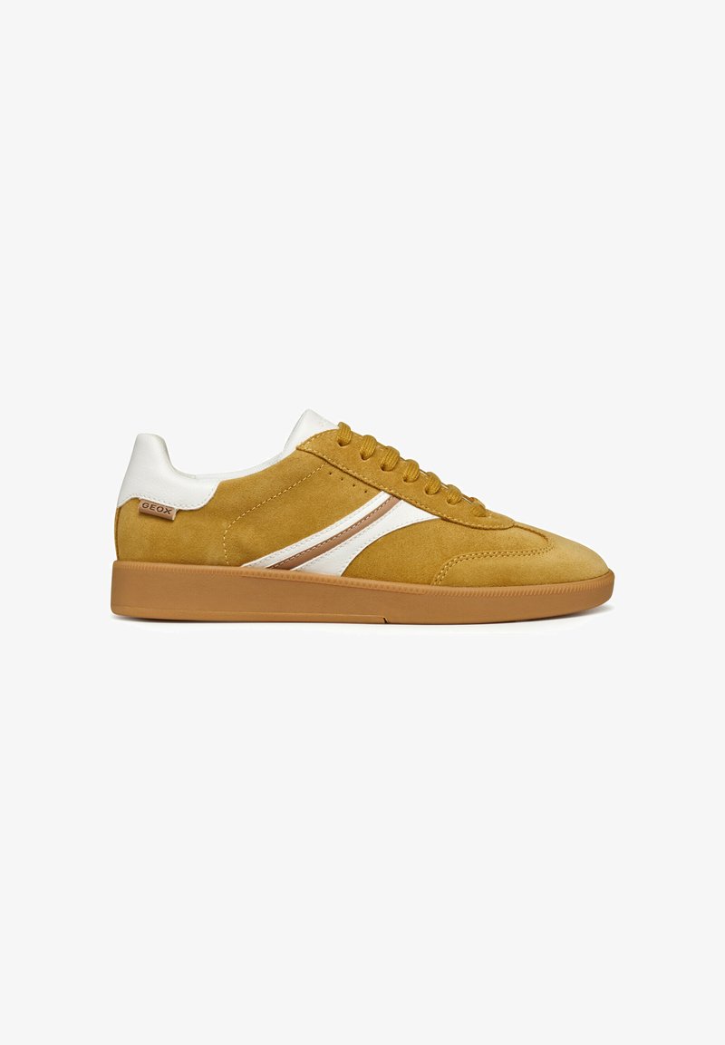 Zamszowe sneakersy w odcieniu musztardowym z białymi akcentami, charakteryzujące się zaokrąglonym noskiem, sznurowanym przodem oraz teksturowaną gumową podeszwą. Z boku znajduje się metka GEox.