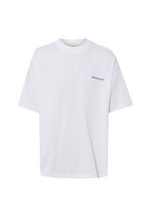 Weißes T-Shirt mit kurzen Ärmeln, Rundhalsausschnitt und kleinem lila Text "ANOTHER COTTON" auf der linken Brust.
