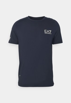 T-shirt a maniche corte blu navy realizzato in tessuto morbido, con un piccolo logo bianco sul petto e accenti sottili sulle spalle.