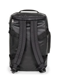 Czarny, wytrzymały plecak o prostokątnym kształcie, z wyściełanymi paskami na ramiona, uchwytem u góry i główną komorą zamykaną na zamek.