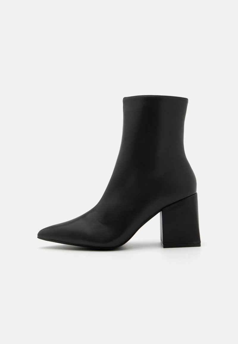 Μαύρο vegan δερμάτινο ankle boot με μυτερή μύτη και τετράγωνη σφηνοειδή φτέρνα, με κομψή, λεία υφή και μινιμαλιστικό σχεδιασμό.