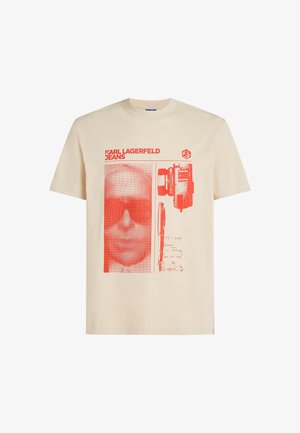 T-shirt beige à manches courtes avec imprimé graphique rouge représentant un visage pixélisé, un appareil photo, un stylo et le texte "KARL LAGERFELD JEANS".