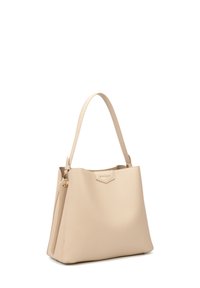 Beige leren handtas met een gestructureerde vorm, een vlakke bodem, korte handvatten en een subtiele geperste logo aan de voorkant.