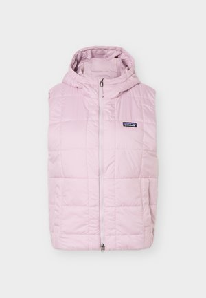 Vaaleanpunainen tikattu hupullinen liivi, jossa on vetoketju edessä ja pieni Patagonia-logo rinnassa.