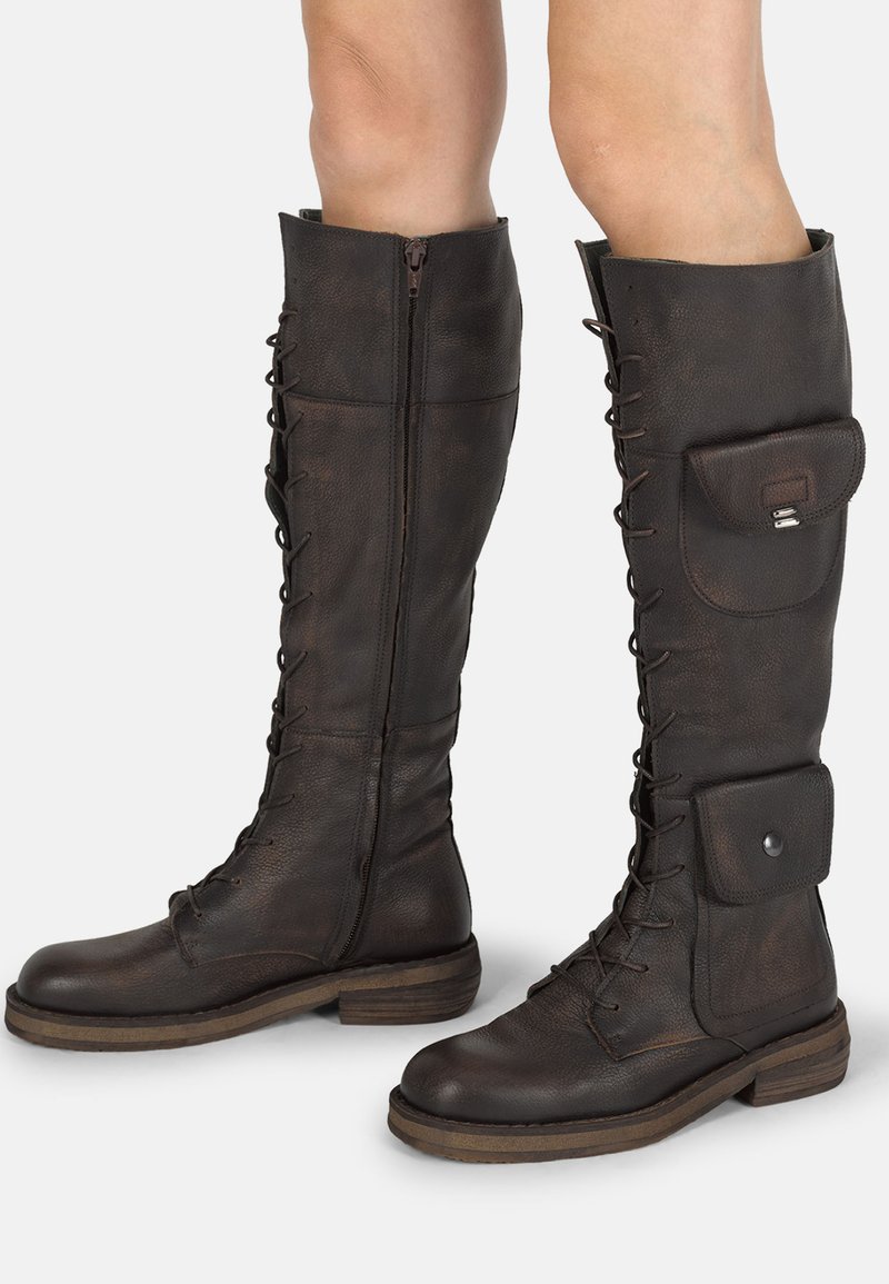 Botas de cuero marrón hasta la rodilla con cordones, cremallera lateral y un bolsillo lateral. Acabado texturizado y suela plana de madera.