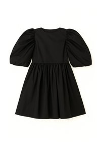 Czarna sukienka do kolan z bufiastymi rękawami do łokcia, dopasowana góra i marszczona spódnica na białym tle.
