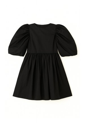 Czarna sukienka do kolan z bufiastymi rękawami do łokcia, dopasowana góra i marszczona spódnica na białym tle.