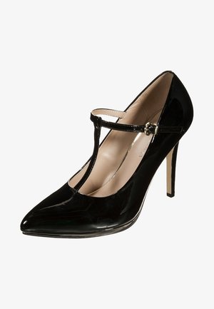 Zapato de tacón alto de charol negro con punta afilada y diseño de tirantes en T. Presenta un detalle de hebilla y un acabado brillante.