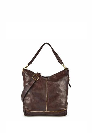 Bolso de mano de cuero marrón oscuro con tachuelas doradas, asa superior única y correa de hombro ajustable sobre un fondo blanco.