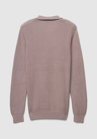 Helllila Pullover, gestrickte Textur, lange Ärmel, Kragen und gerippte Bündchen. Einfaches Design ohne sichtbare Muster oder Metallteile.