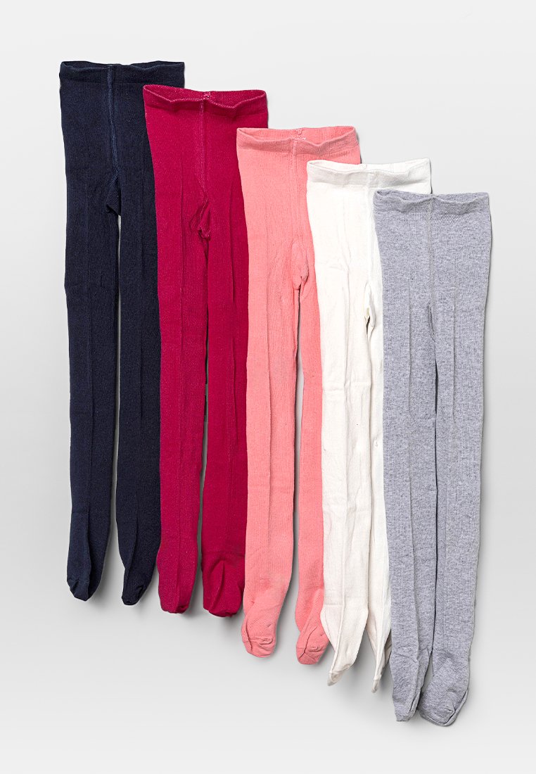 Vijf paren panty’s in verschillende kleuren: marineblauw, bordeaux, roze, wit en grijs. Ze hebben een geribbeld textuur en een standaard voetdesign.