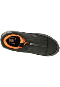 Svart sneaker med en slät, texturerad ovandel och orange detaljer. Har dragkedja och logotypdetalj på sidan.