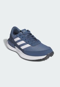 Niebieski but sportowy z syntetyczną cholewką, teksturą siateczki, białymi paskami i amortyzowaną podeszwą dla komfortu.