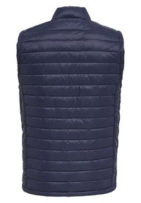 Marinblå pufferväst med hög krage, med horisontella quiltade paneler och en slät yta. Inga synliga detaljer eller accenter.