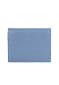 Portafoglio in pelle azzurro chiaro con superficie texturizzata, forma rettangolare e bordi cuciti. Design compatto adatto per riporre l'essenziale.