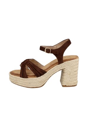 Sandalia marrón de ante con puntera abierta, hebilla en la correa del tobillo y tacón plataforma grueso trenzado en color beige natural.