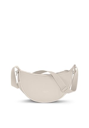 Beżowa torebka na ramię w kształcie półksiężyca z regulowanym paskiem, zamkiem błyskawicznym i subtelnym logo "Larkson Hamburg" z przodu.