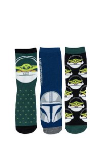 Tre paia di calzini di cotone: verdi con il viso di Yoda, blu con design di elmetto e neri con facce di Yoda ripetute; motivi e colori variati.