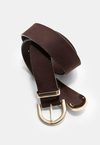 Ceinture en cuir marron avec une finition texturée, dotée d'une boucle et de détails en métal de couleur or brillante. Les extrémités sont arrondies avec des détails en métal.