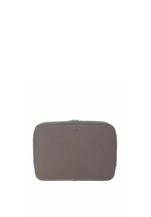 Trousse de voyage rectangulaire en cuir gris avec une fermeture éclair supérieure et un logo BOSS embossé centré au-dessus de la fermeture éclair.