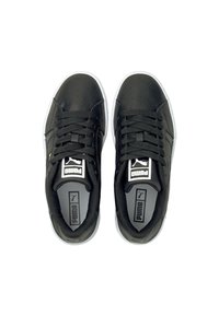 Svarta sneakers med en texturerad läderöverdelen, platta snören, vadderad krage och en vit gummisula. Har en logotyp på tungan och sidan.