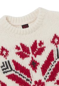 Strickpullover in Off-White mit roten und schwarzen Blumenmustern. Mit geripptem Rundhalskragen und strukturiertem Stoff. Etikett sichtbar.
