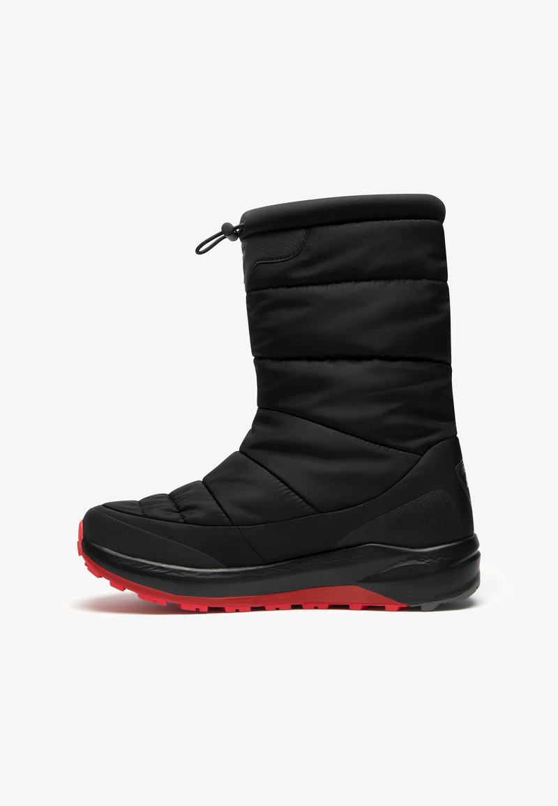 Černá zateplená zimní obuv s polstrovaným svrškem, zaoblenou špičkou a texturovanou gumovou podrážkou se červenými akcenty a nastavitelným uzavřením.
