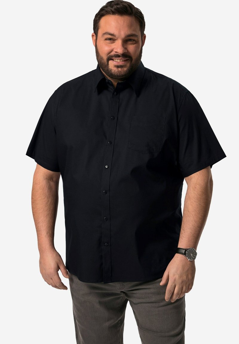 Svart kortärmad skjorta med knapplist och ficka i avslappnad passform. Tillverkad av ett mjukt tyg, med krage och enkel design.