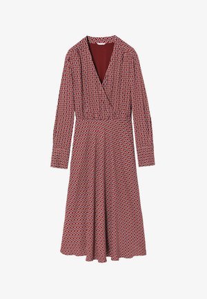 Sarkana kleita ar garajām piedurknēm, V veida kakla izgriezumu, saspringtu jostasvietu un izplestu svārku, kas rotāta ar baltām ovālām formām uz teksturēta auduma.