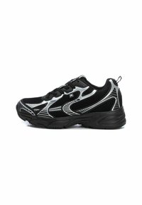 Zapatilla deportiva negra con parte superior de malla, acentos plateados y suela de goma texturizada. Presenta un diseño con cordones y una lengüeta en el talón.
