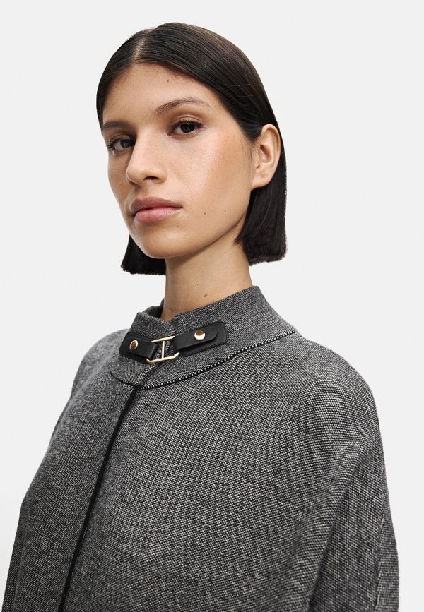 PONCHO WITH HIGH NECK - Cape3