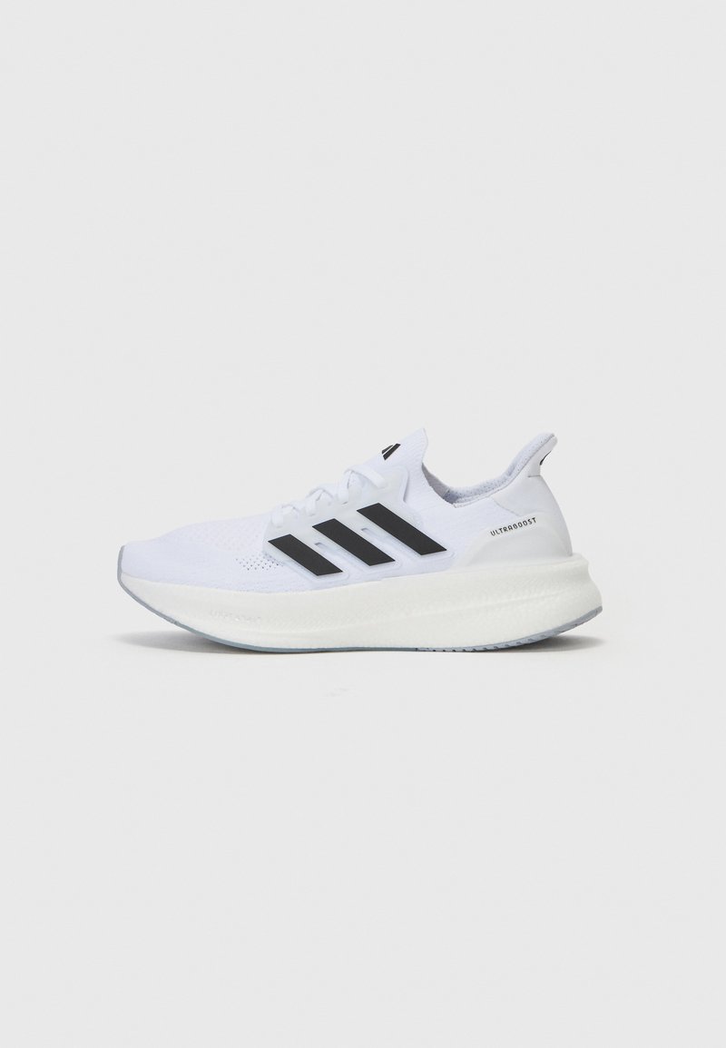 Scarpe sportive bianche con design a tre strisce nere, superiore in rete per la traspirabilità e una spessa intersuola bianca per l'ammortizzazione.