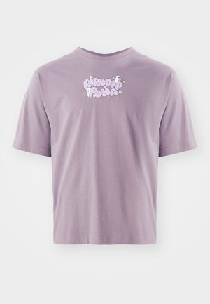 Lilla T-shirt med korte ærmer med teksten "Ripndip Plna", to hvide katte og små hvide blomster trykt i lyse lilla og hvidt på brystet.