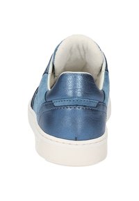 Blaue Leder-Sneaker mit strukturiertem Finish und weißer Gummisohle. Verfügt über einen gepolsterten Kragen und ein weiches Innenfutter.