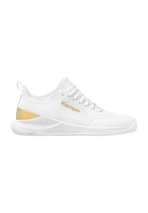 Weißer Low-Top-Sportschuh mit goldenem Fersendetail, strukturierter Sohle, weißen Schnürsenkeln und "Kempa"-Logo in Gold an der Seite.