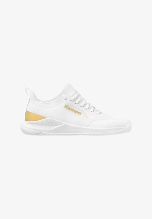 Scarpa sportiva bianca low-top con dettaglio oro sul tallone, suola testurizzata, lacci bianchi e logo "Kempa" dorato sul lato.