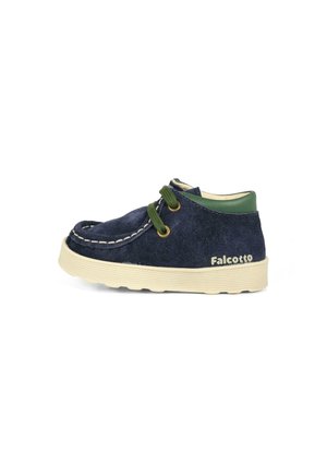 Chaussure pour enfants en daim bleu marine avec des lacets verts, un col de talon vert, une semelle crème et le logo "Falcotto" sur le côté.