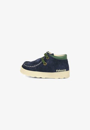 Scarpa per bambini in camoscio blu navy con lacci verdi, collarino verde sul tallone, suola color crema e marchio "Falcotto" di lato.