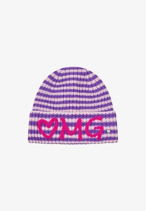 Bonnet tricoté en rayures violettes et roses. Présente "OMG" en lettres roses grasses et un détail en forme de cœur. Texture douce avec un revers roulé.
