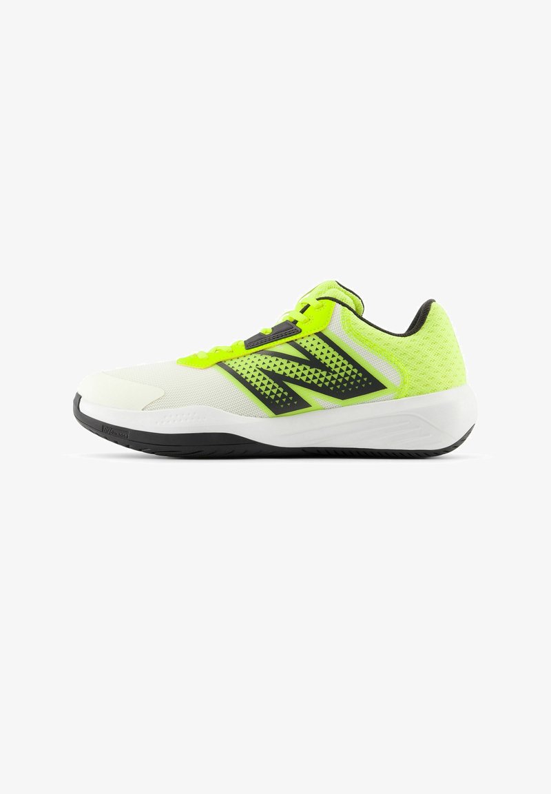 Chaussure de sport blanche et jaune néon avec des détails noirs et un grand logo noir "N" sur le côté, vue de l'extérieur.