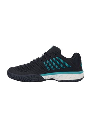 Chaussure de sport noire avec des bandes et des accents turquoise, dotée d'une semelle texturée et de lacets, vue de côté extérieur sur fond blanc.
