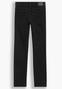 Jean en denim noir avec deux poches arrière et une pièce en cuir de marque sur la ceinture, vu de dos.