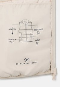 Forro interior de color beige claro con ilustración de chaleco etiquetado con características de calidez, comodidad, ligereza y a prueba de viento; incluye texto y logotipos.