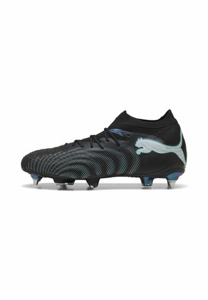 Crampon de football noir avec logo Puma bleu clair, dessus texturé, fermeture à lacets et crampons métalliques sur la semelle.