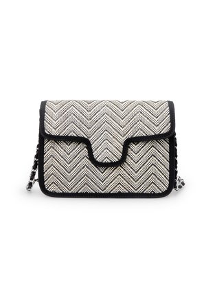 Bolso rectangular con estampado en zigzag negro y blanco, ribete negro y cadena plateada.